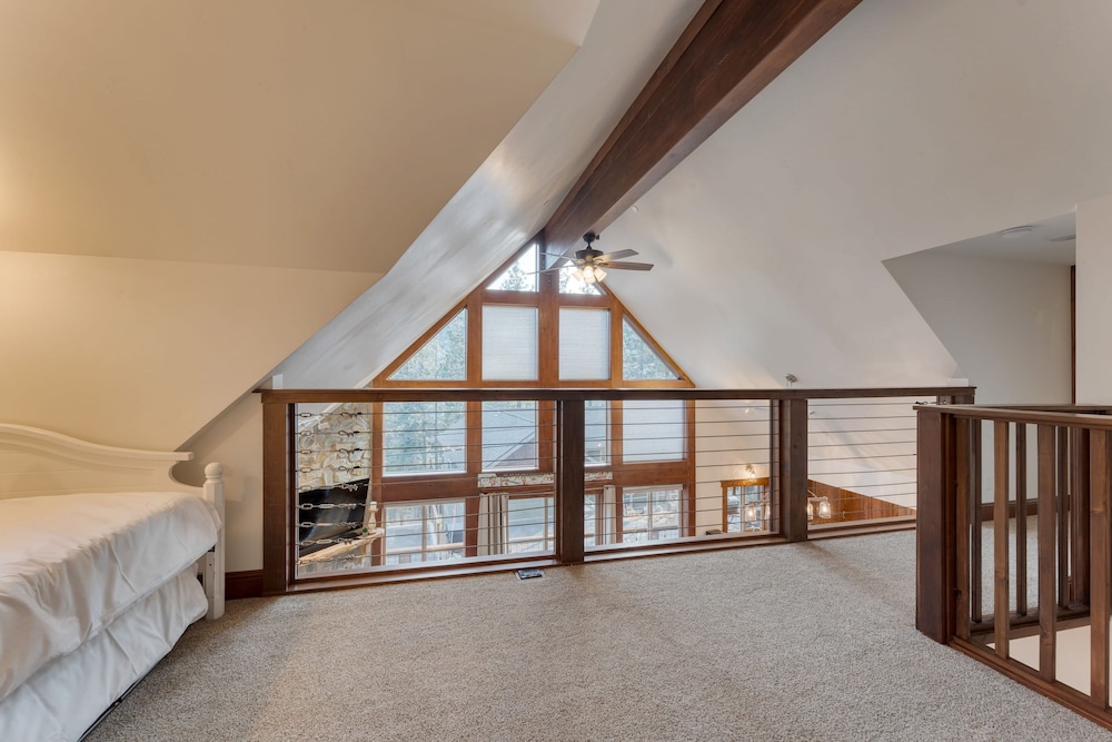 Denton by Avantstay Hot Tub Enclosed Deck w Fire Pit Near Skiing Lake