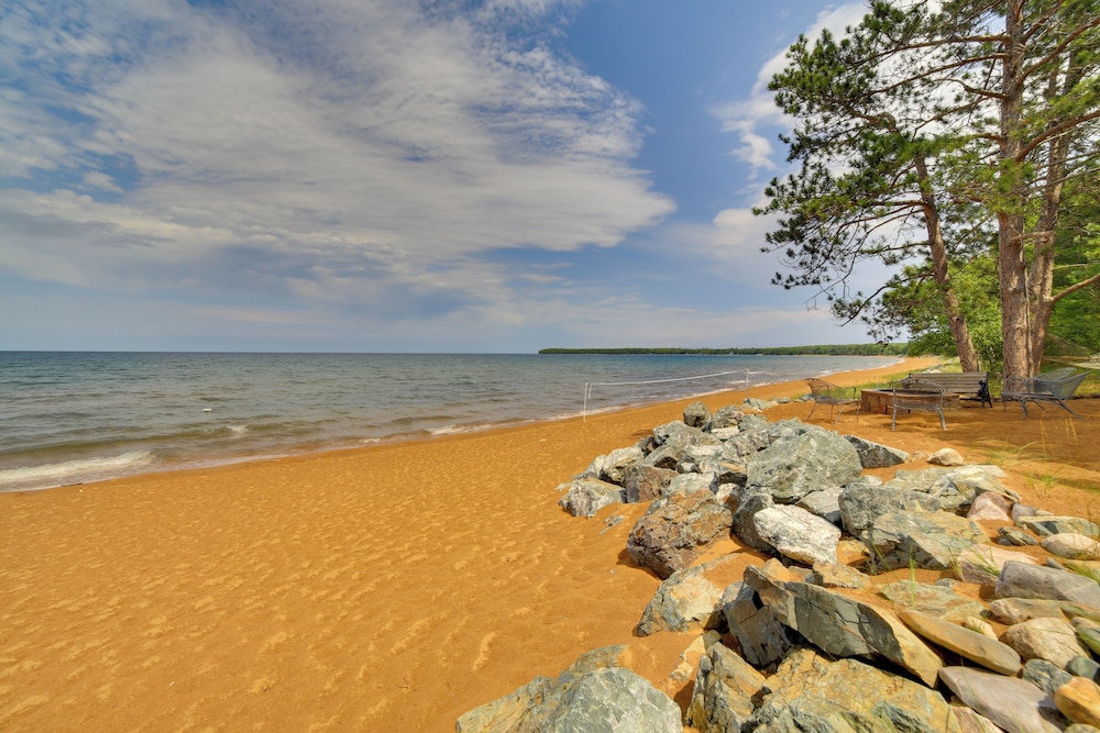 Lakefront Lookout! Private Sand Beach on Superior