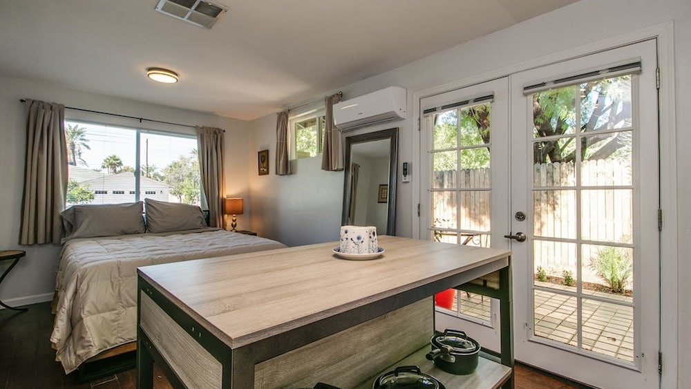 Charming Mid Town Guest House W/private Patio!