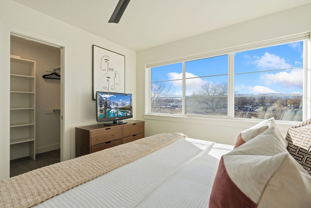 Mountain View Home w/ King Beds & Rooftop Deck