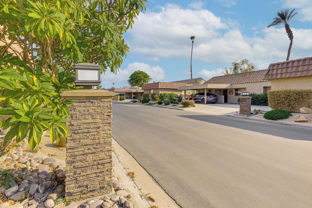Golf & Swim: Country Club Condo in Palm Desert