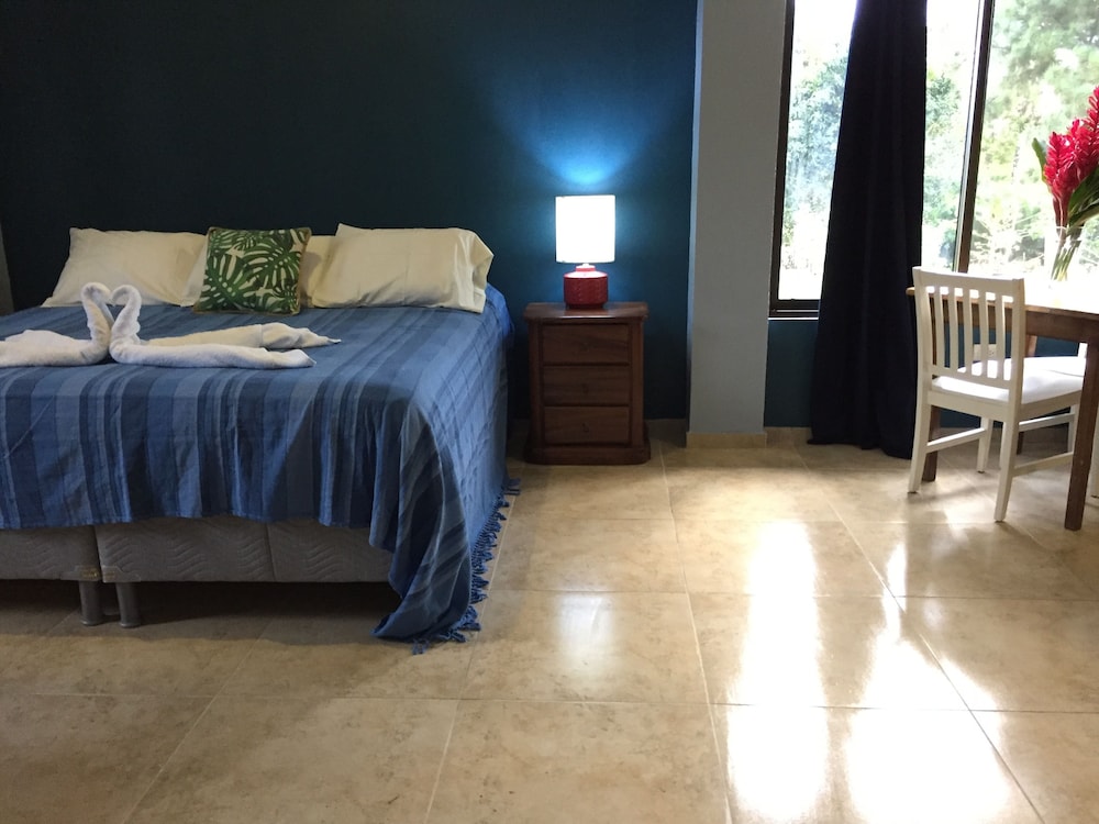 BlueBay Bugenvil Lake Lodge