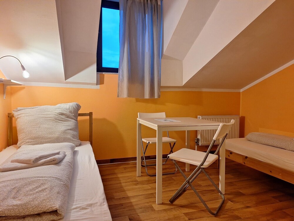 2-Rent Group Hostel Rooms AUB162