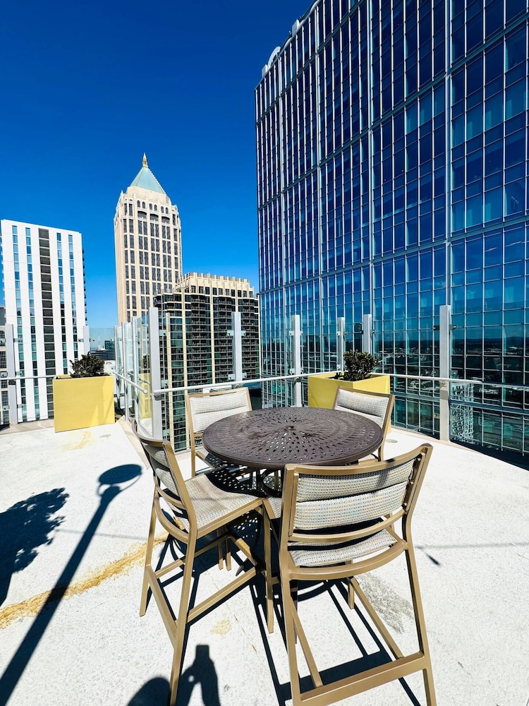 Highrise Balcony Rooftop Pool Gym Free Parking