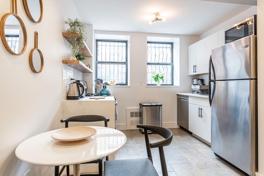 Cypress Court I by Rove Travel 2BR Harlem Apt
