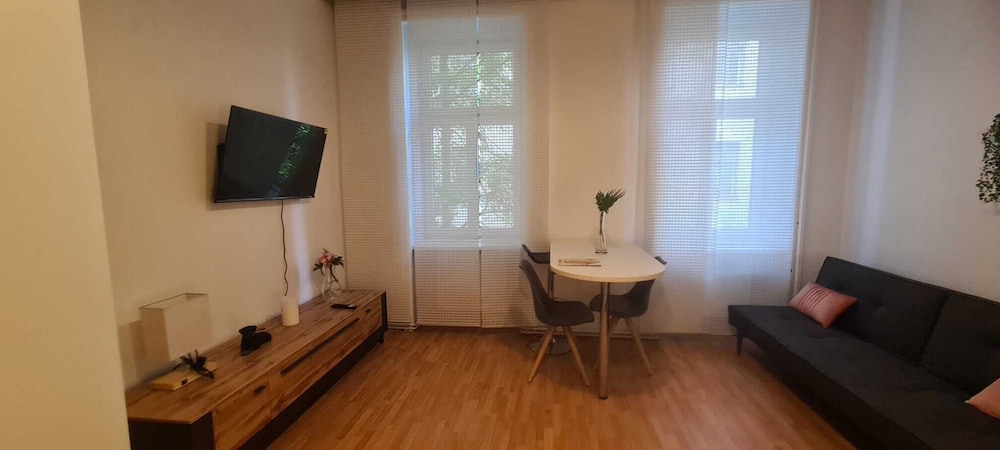 Elegant 2BR Prime Central Location