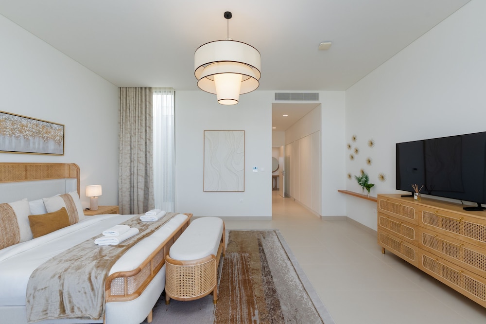Luxe 4BR Villa Private Pool Beach Al Zorah
