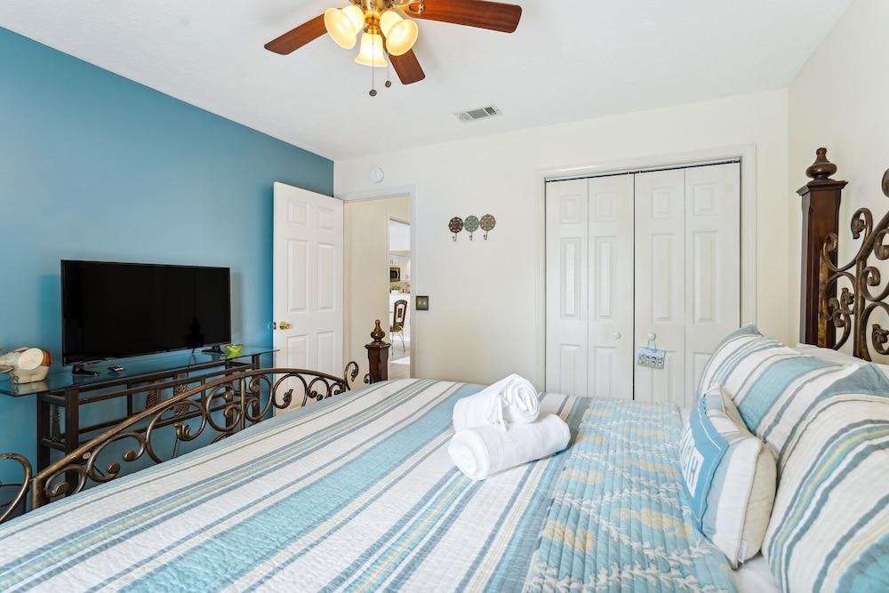Breezy PCB Vacation Rental w/ Lanai, Walk to Ocean