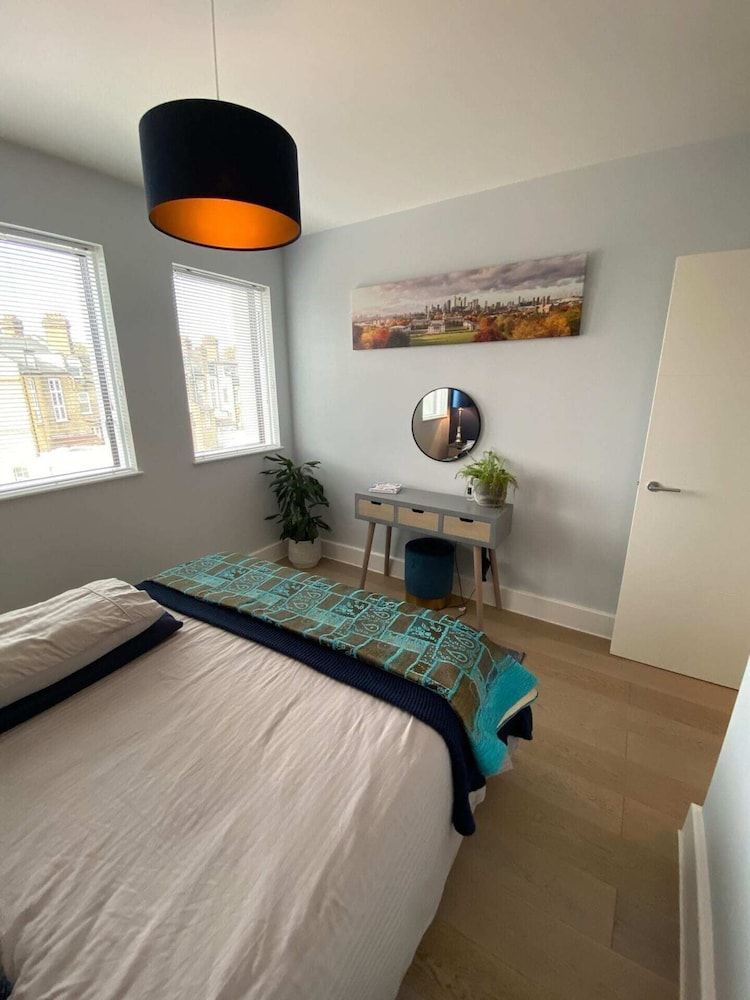 Tasteful 2BD Flat W/open Plan Living - Blackheath!