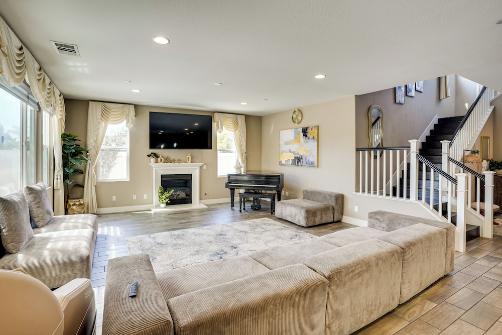 3 Mi to Disneyland: Home w/ Hot Tub + Game Room