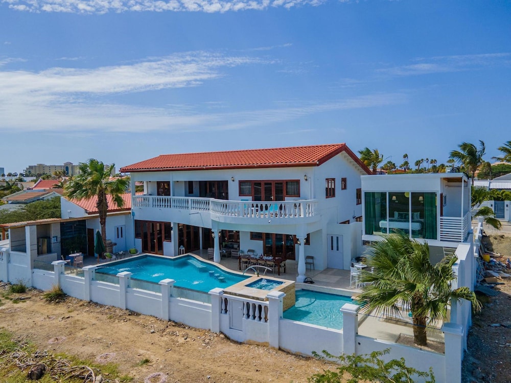 Villa Salina - 5BR w Pool Jacuzzi Sauna