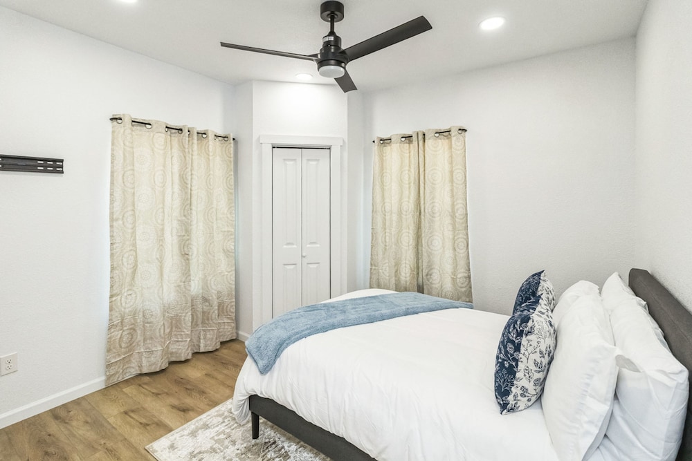 Stylish 4BR Home Mins to Downtown River Walk