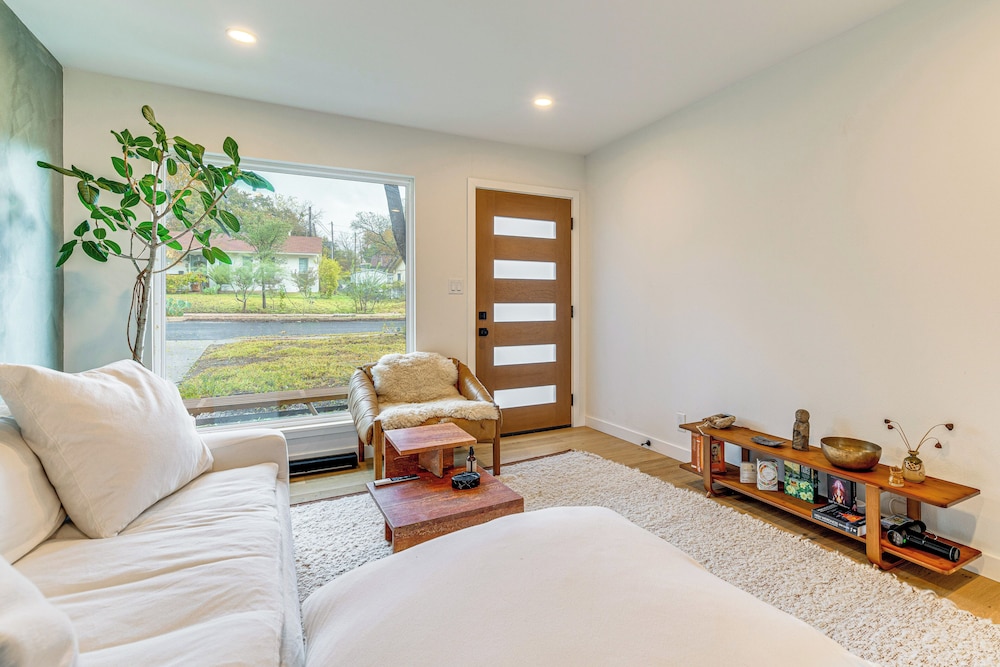 2 Mi to Dtwn: Austin Getaway w/ Natural Pool