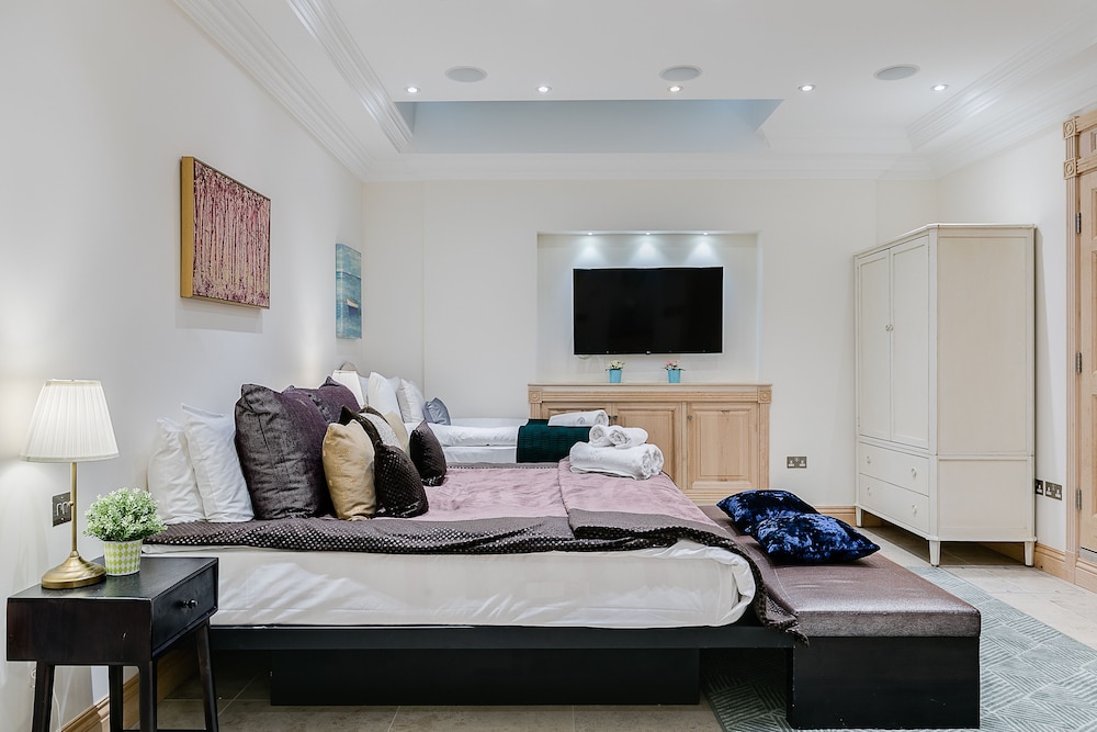 Luxury 5-bedroom Villa With Parking and AC