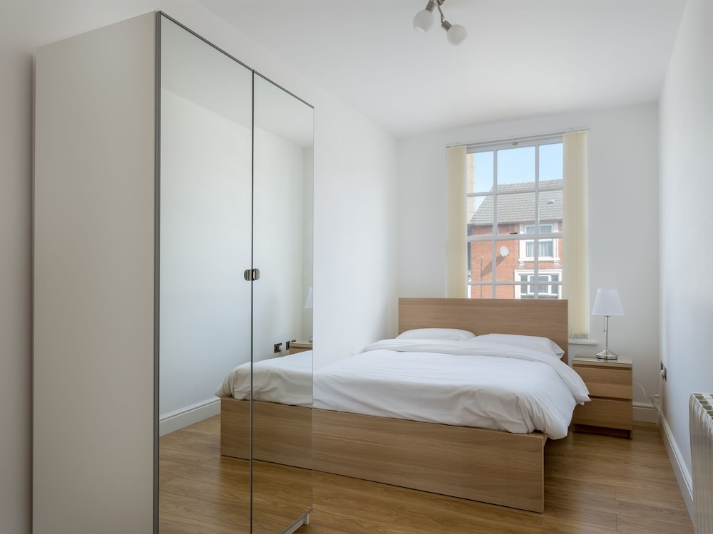 Luxurious 2 Bed Apartment in Central Bedford