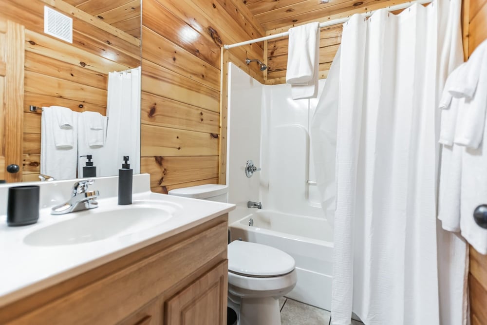Summit View Way Resort Cabin w Hot Tub Deck w Views Pool Table