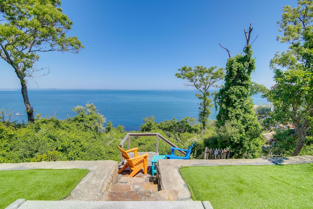 Bayfront Home w/ Deck - 4 Mi to Downtown Plymouth!