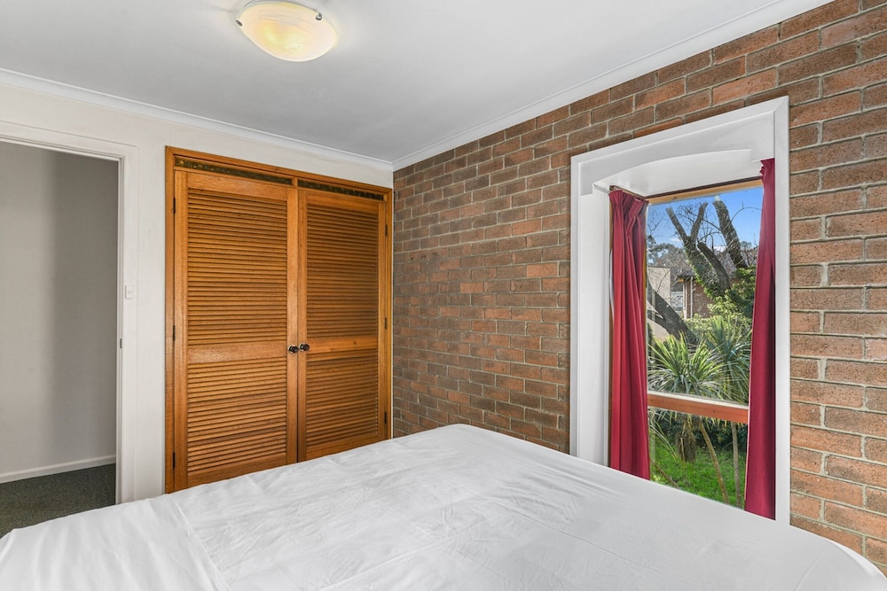 2-bed Townhouse Retreat in Sandy Bay With Parking