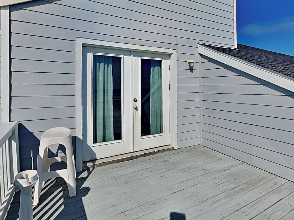 Beachfront Dolphin by Ryson Vacation Rentals