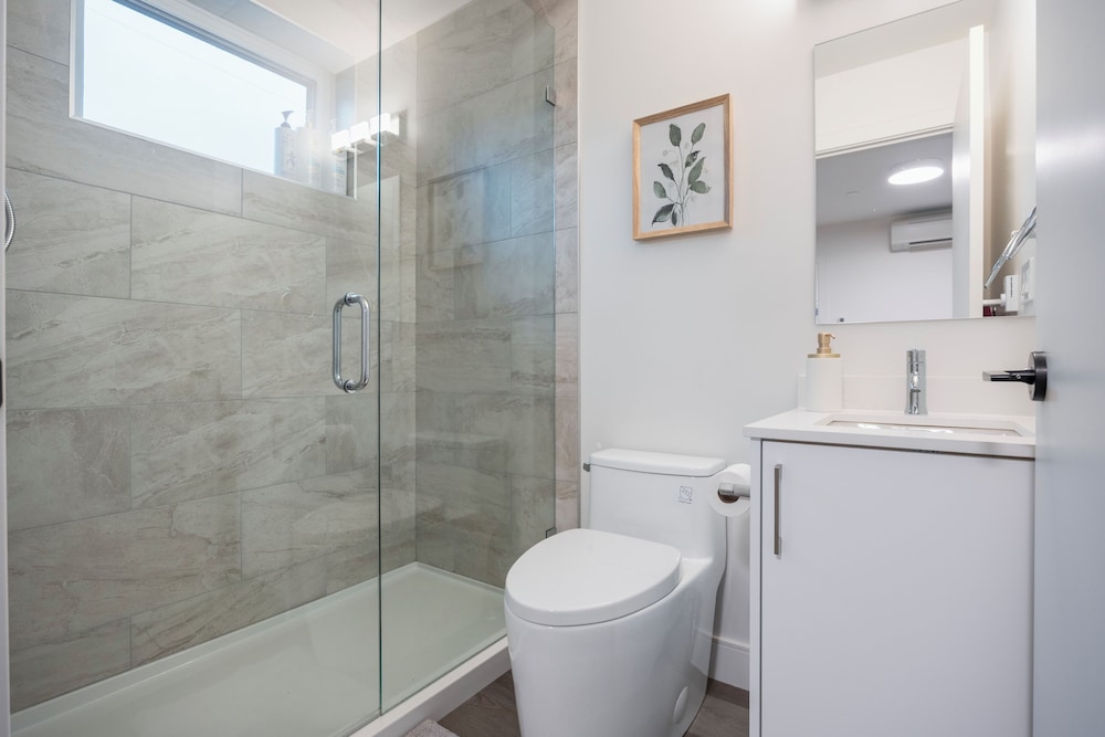 Sunny 1BR Detached Suite
