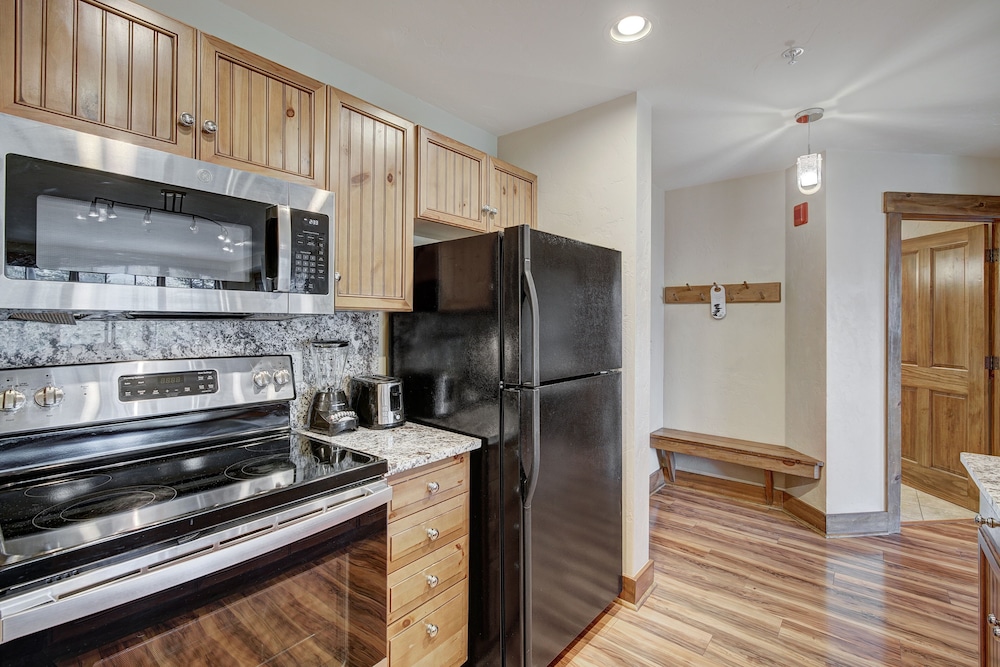 Cozy Ski Chalet With Large Balcony 1 Bedroom Condo