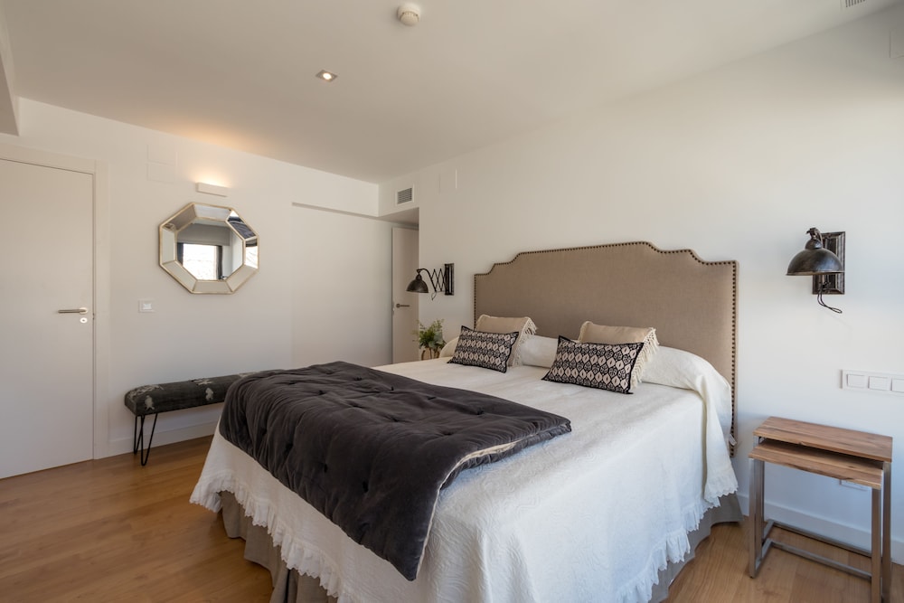 Chezmoihomes Plaza Nueva Premium
