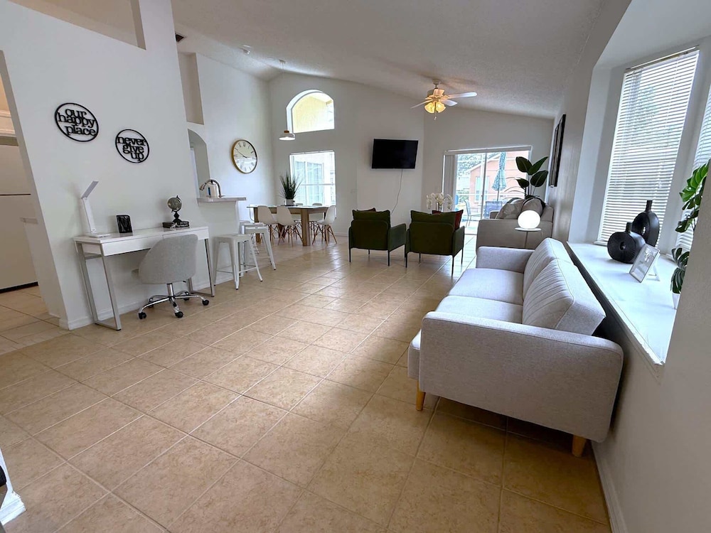 Beautiful South-facing Pool Home in Southern Dunes