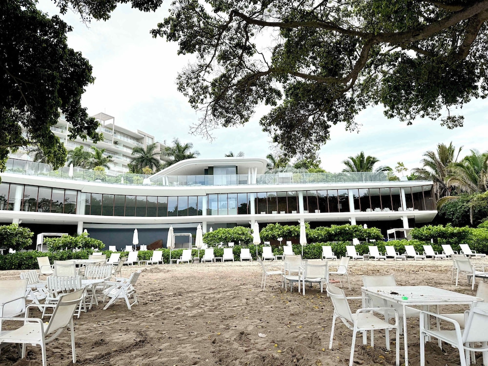 Bolongo: Your Exclusive Oceanfront Escape