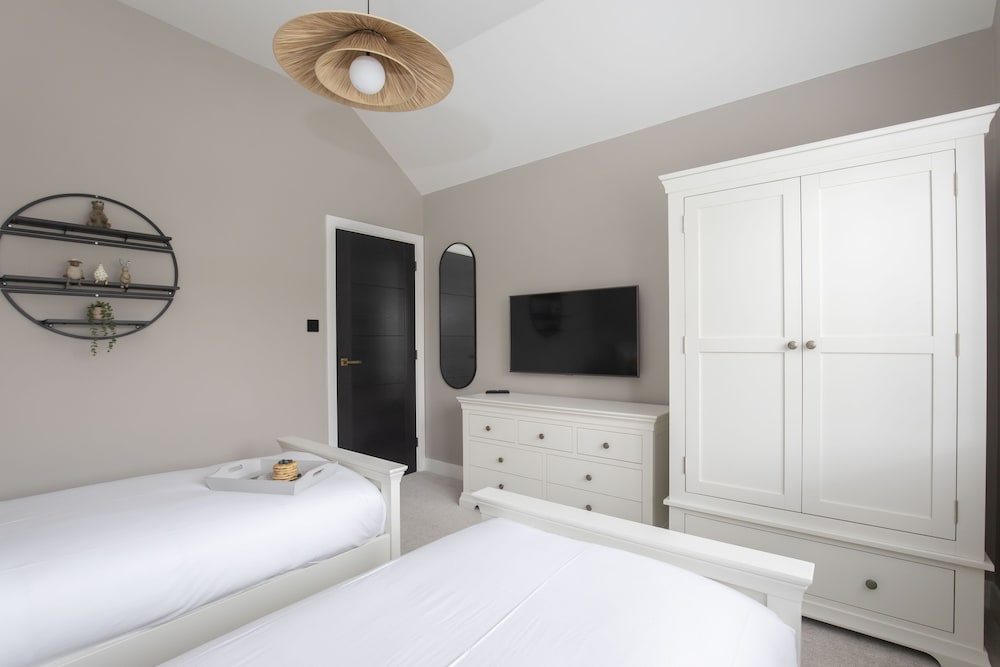 Elliot Oliver- Superior 6 Bedroom House With Hot Tub And Log Burner