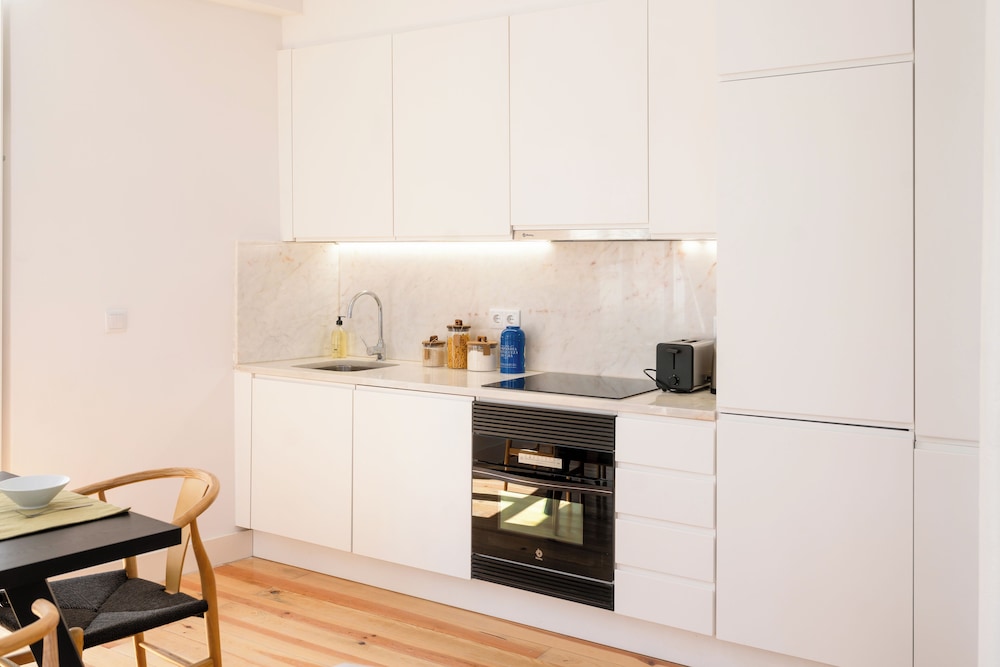 Sunny Lisbon Apartments by SoulPlaces