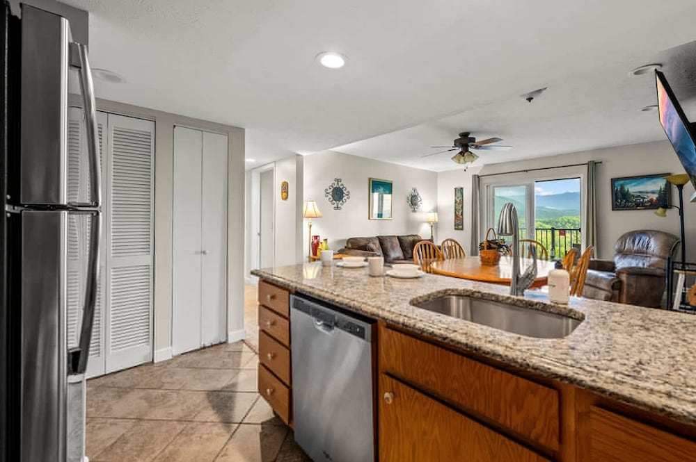 Full Kitchen Hot Tub Indoor Pool Sleeps 6