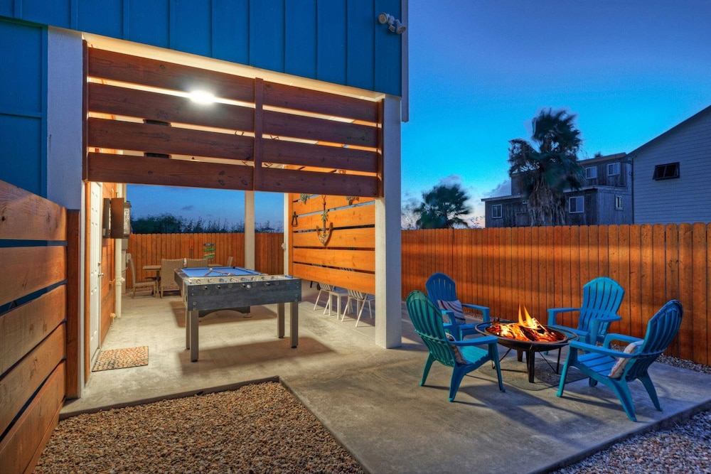 Family-friendly Beach Home Bbq, Patio & Fire Pit & Mins to Beach Bottom's Up by Avantstay