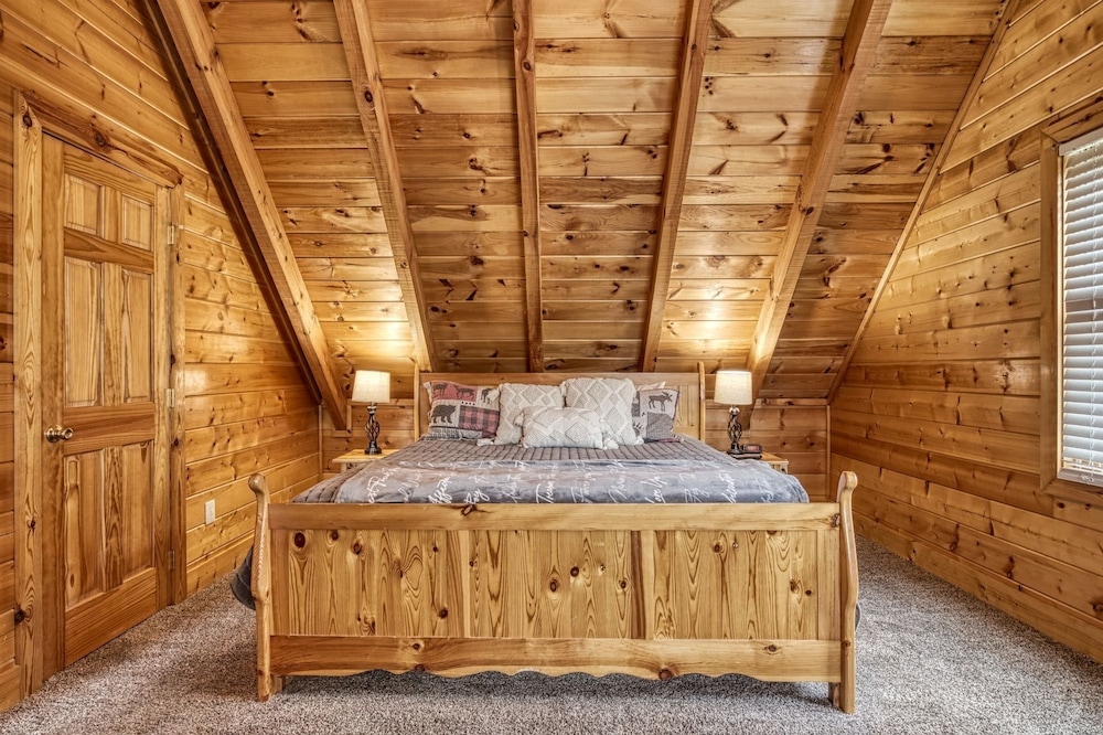 Ern813 - Heavenly View- Great Location! Close To All The Action! 6 Bedroom Cabin by RedAwning view 4