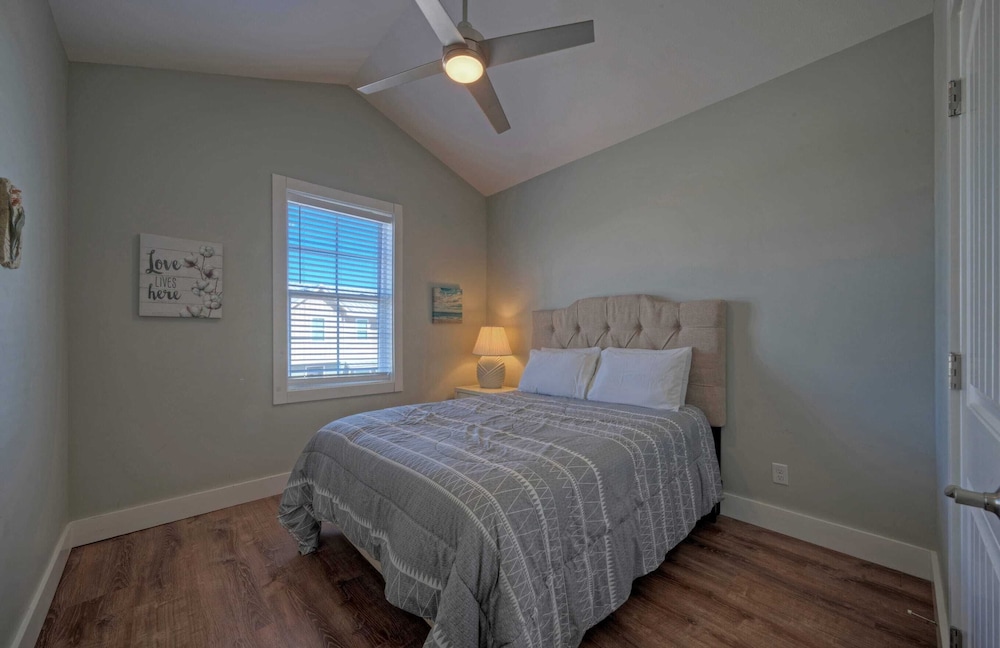Sleeps 19 2 Homes w/ Pool, Foosball+shuffleboard Mins to the Beach + Shops