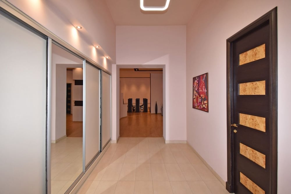 Spacious Apartment by Luxe Group TT606