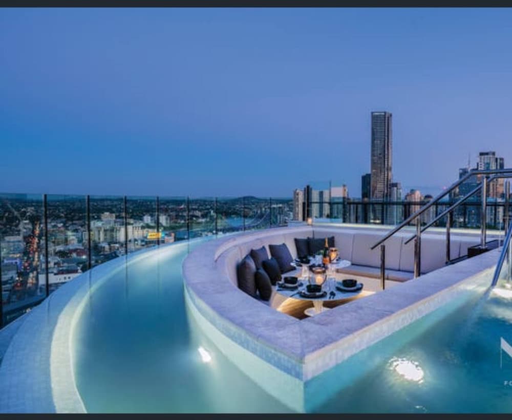 Top Floor Luxury Apartment Rooftop Pool CBD