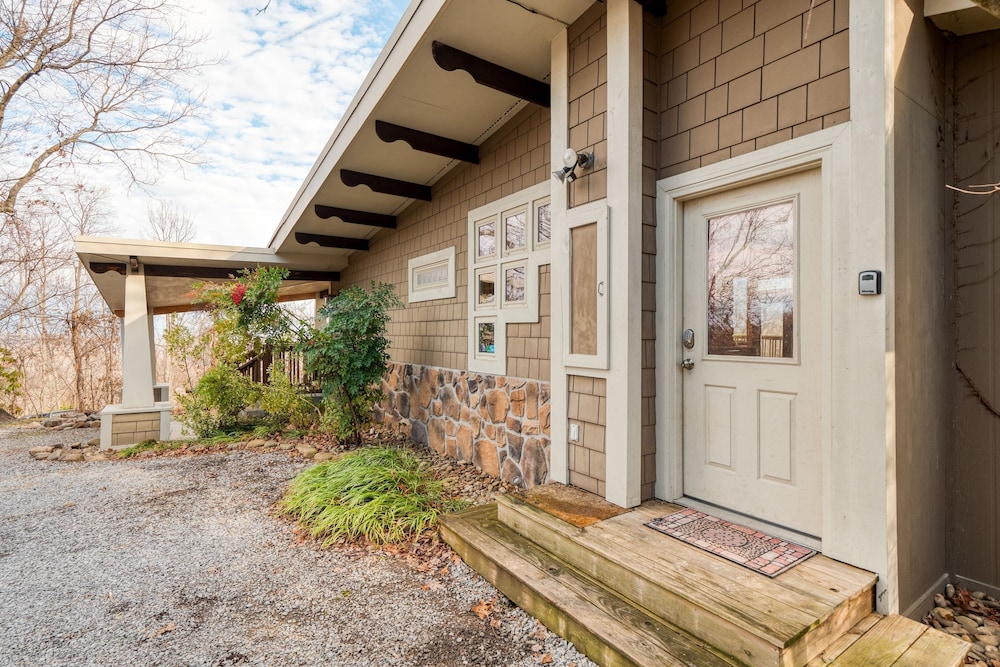 Chestnut by Avantstay Mountain Cabin w Treetop Views Hot Tub Game Room