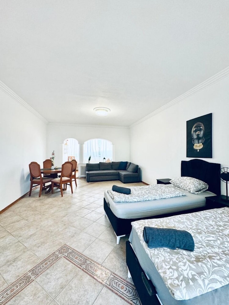 Cozy 7BR Villa Near Blumengarten