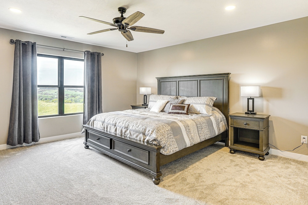 2 Mi to Lewis and Clark Lake: Spacious Getaway