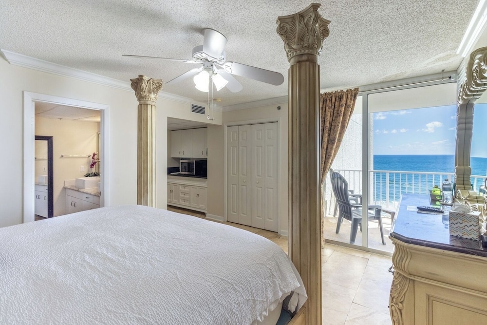 3BR Gulf-front Luxury w/ Pool Bar & Spa Baths