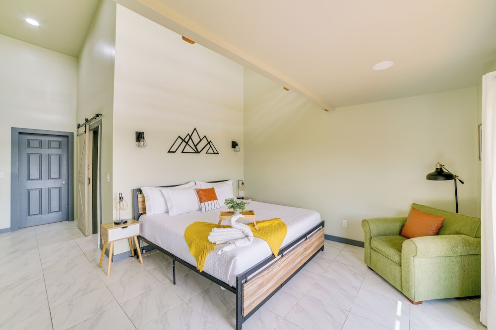 Lake Taneycomo Views: Family-friendly Cabin!