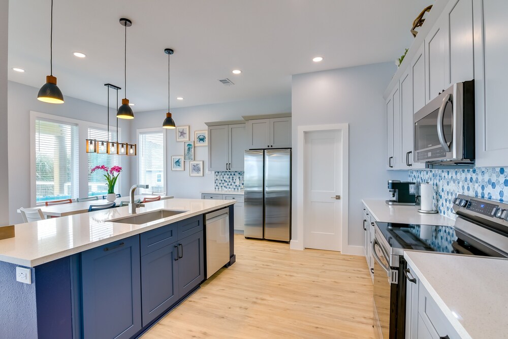 Steps to Beach: Vibrant House in Galveston!