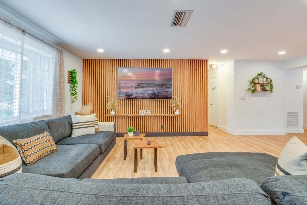 Fox Garden Luxury Boho Near Downtown & Beach 4 Bedroom Home