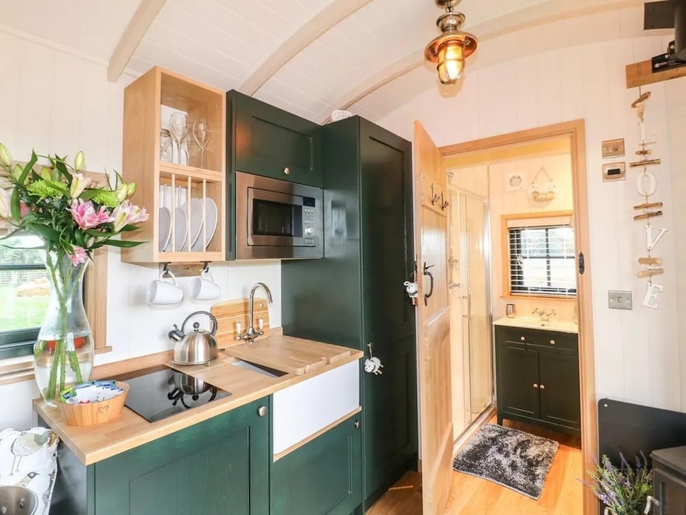 Shepherd's Hut- Hot Tub- Wellness Spa- Wood Burner