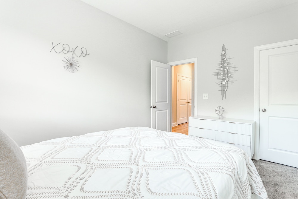 7 Mi to Dtwn: Sleek Retreat in Atlanta!