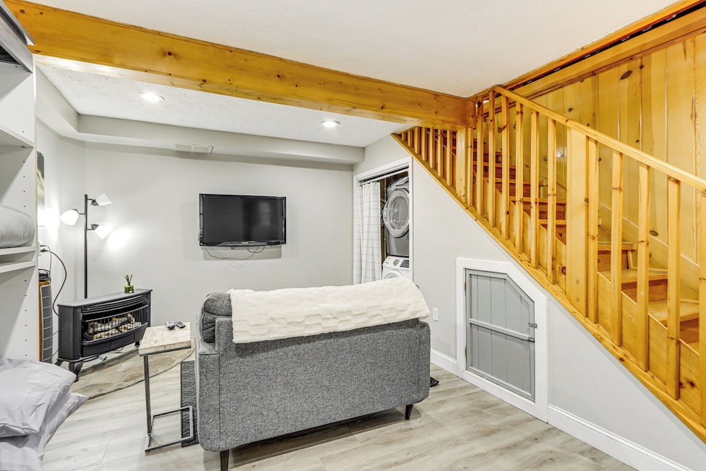 Secluded Mtn-view Cabin w/ Fireplaces in Murphy!