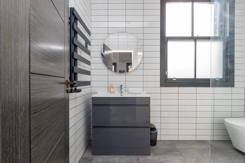 Contemporary 2 Bedroom Apartment on Columbia Road