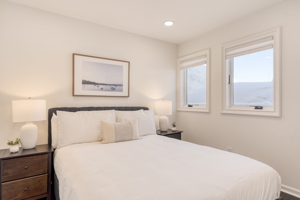 Explorer by Avantstay Close to Slopes Game Room Guest Suite