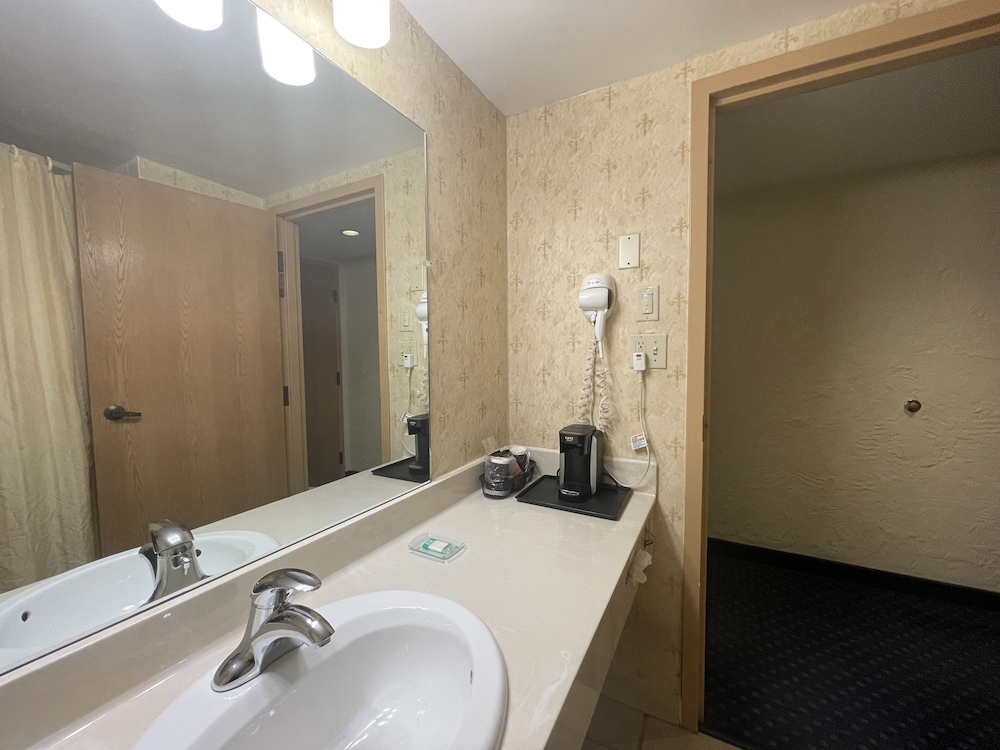 Bloomington Vacations - The Chateau Hotel and Conference Center - Property Image 75