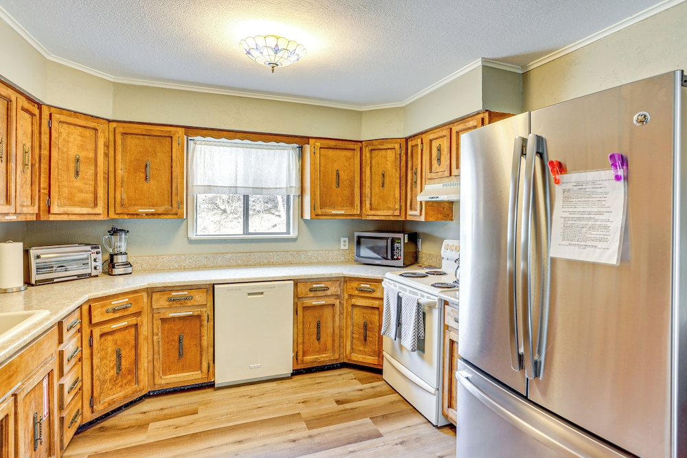 2 Mtn-view Decks + Natural Spring: Durango Retreat